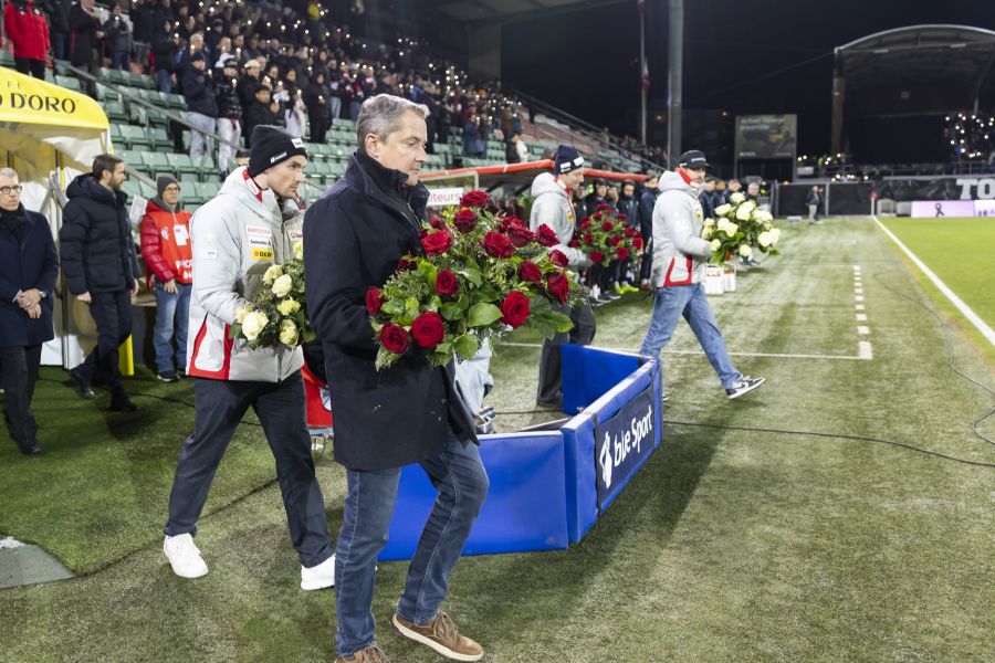 Unter den Anwesenden ist der Gemeindepräsident von Sierre, Joël Rey. Er verlor bei der Brandkatastrophe seine Tochter.