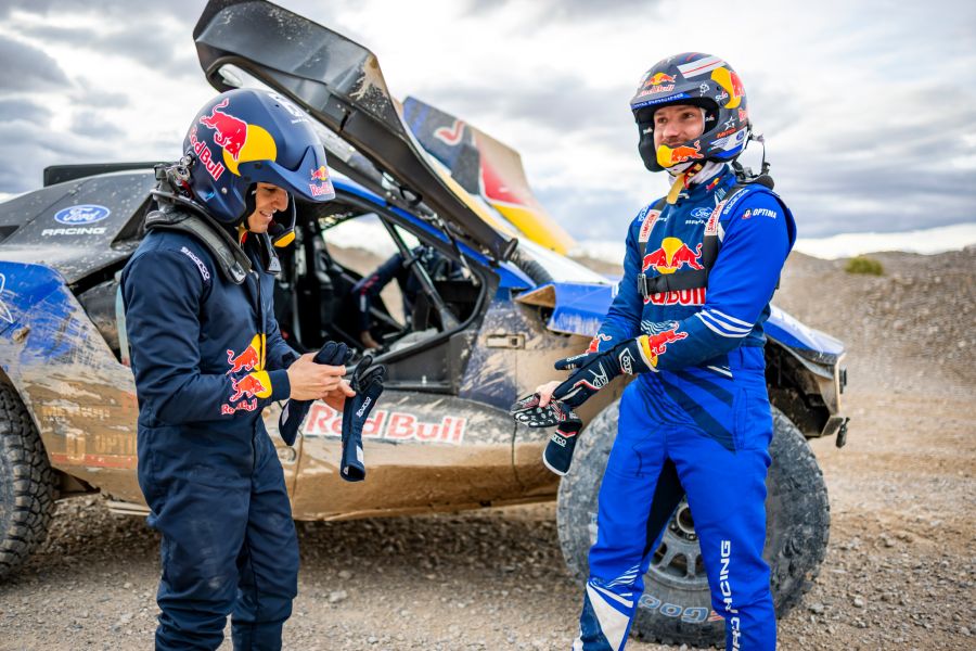 Isack Hadjar (Red Bull Racing) mit Dakar-Star Mitch Guthrie und dem Dakar-Renner von Ford.