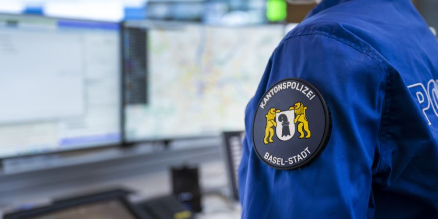 Die Kantonspolizei Basel-Stadt nahm zwei Jugendliche fest. Sie sollen einen Ladenbesitzer überfallen und verletzt haben. (Archivbild)