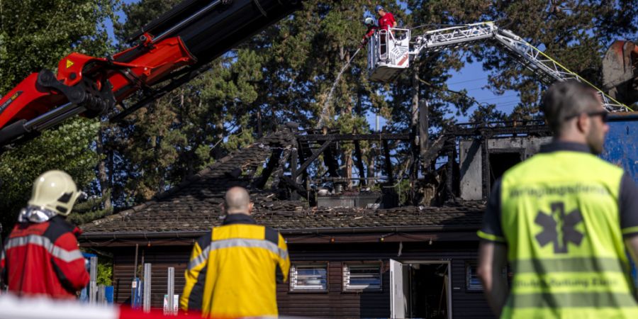 Die Zürcher Gebäudeversicherung musste im vergangenen Jahr mehr Geld wegen Bränden auszahlen. Im Bild der abgebrannte Kiosk Josefwiese in Zürich. (Archivbild)
