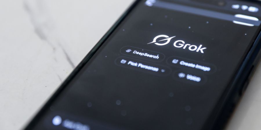 Elon Musks KI Grok liess Nutzerinnen und Nutzer Frauen in Fotos auf der Online-Plattform X in Bikinis umkleiden. (Archivbild)