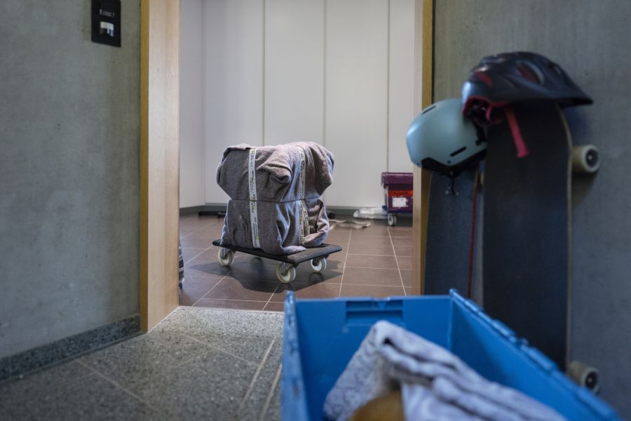 Mittlerweile wurde die betroffene Mietpartei ausgewiesen. Die Polizei räumt die Wohnung.