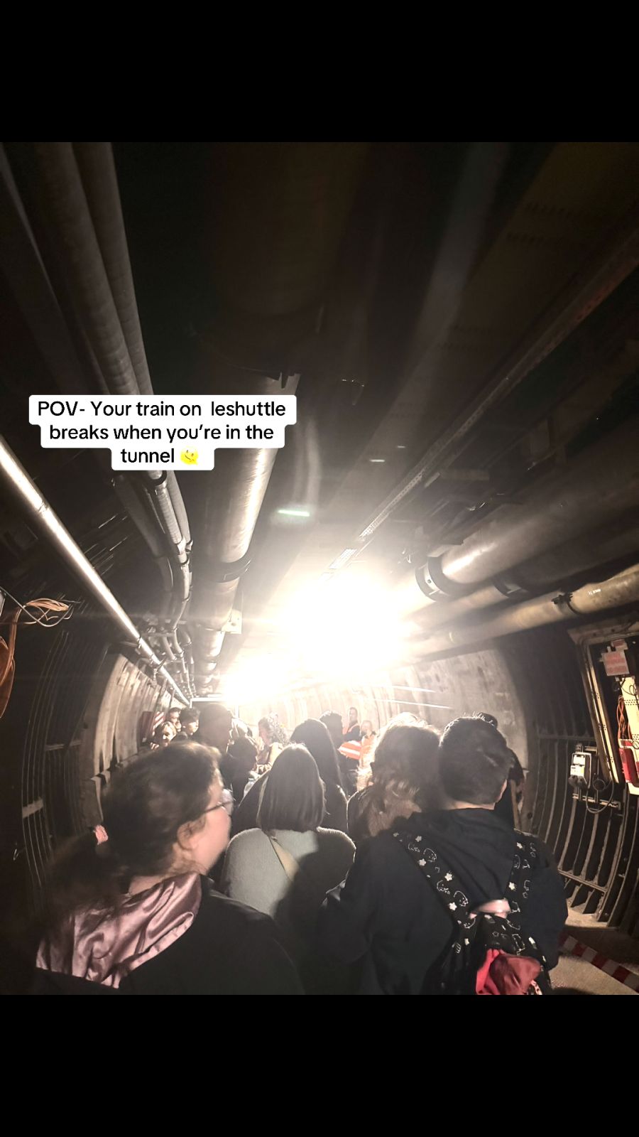 Einige Passagiere wurden aus den Zügen im Tunnel evakuiert.