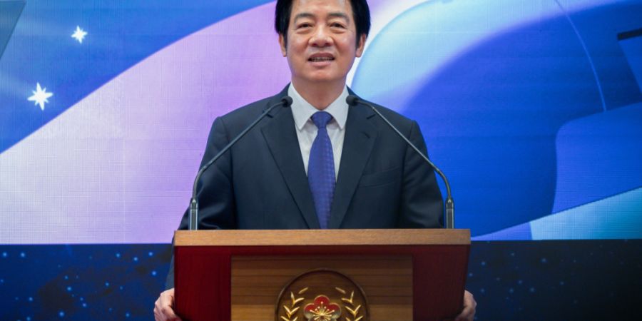 HANDOUT - Auf diesem vom taiwanesischen Präsidialamt veröffentlichten Foto hält der taiwanesische Präsident Lai Ching-te seine Neujahrsansprache im Präsidialamt in Taipeh. Foto: -/...