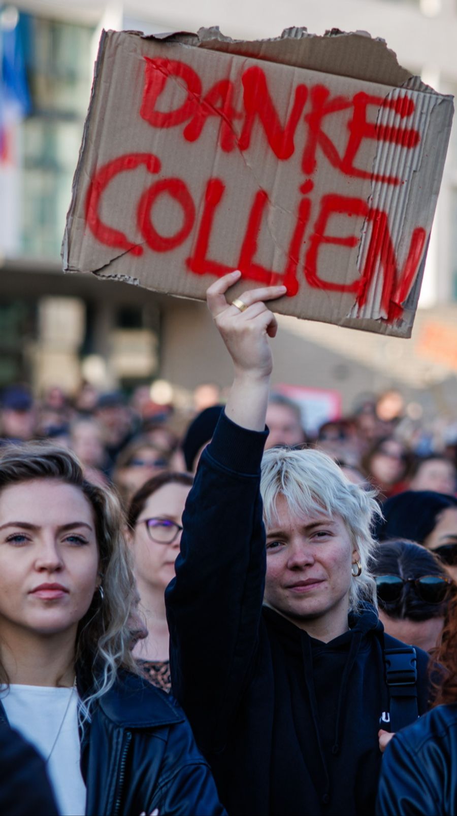 Der Fall Collien Fernandes sorgt für Empörung. Abgebildet: Frauen protestieren in Berlin gegen Gewalt an Frauen.