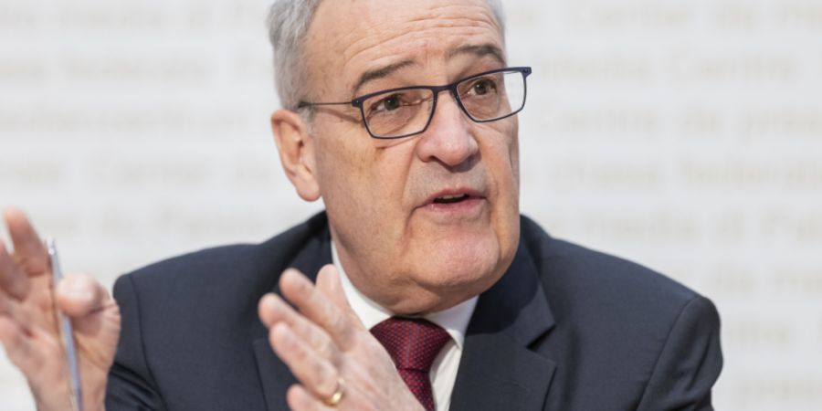Bundespräsident Guy Parmelin erklärt vor den Medien in Bern, weshalb es für den Wechsel von der Armee zum Zivildienst höhere Hürden braucht. Darüber abgestimmt wird am 14. Juni.