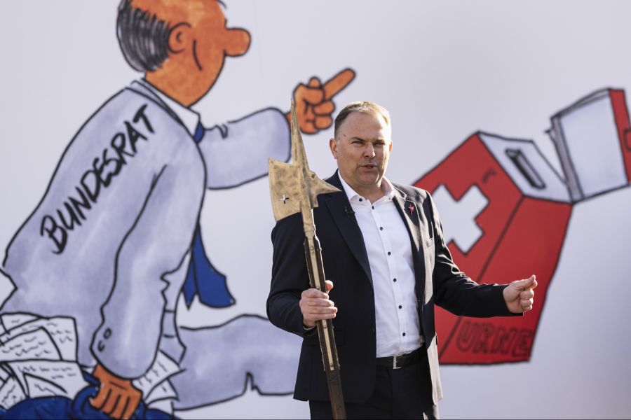 Die SVP ist als einzige Bundesratspartei gegen die EU-Verträge, wie Präsident Marcel Dettling mit Hellebarde demonstriert.