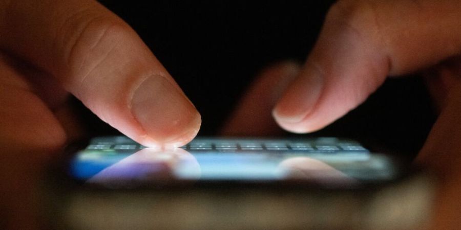 ILLUSTRATION - Eine Frau tippt auf einem Smartphone. (zu dpa: «Kinderpornografie: EU-Parlament stimmt gegen «Chatkontrolle»») Foto: Sebastian Kahnert/dpa