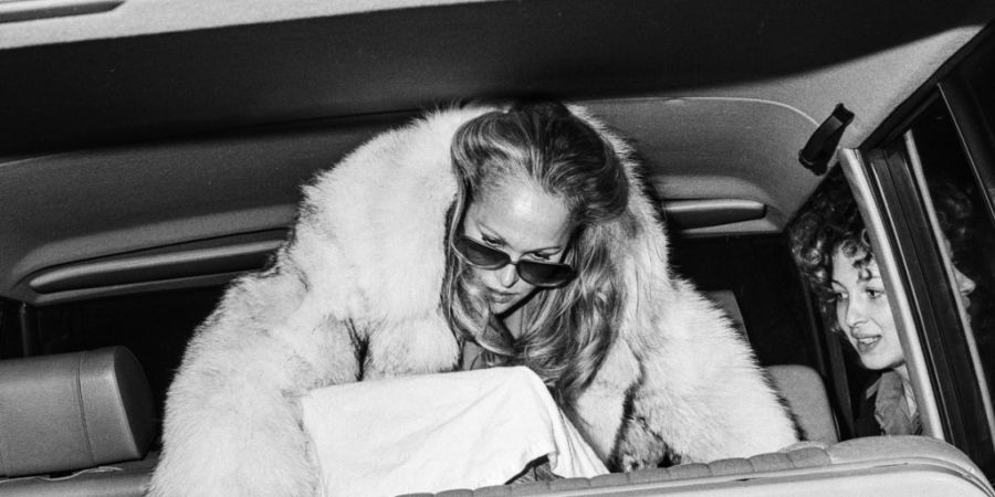 Schauspielerin und Sex-Ikone Ursula Andress im Dezember 1980 bei ihrer Ankunft in Zürich-Kloten. In einer Tragetasche mit dabei hatte sie ihren sechs Monate alten Sohn Dimitri Alexande...
