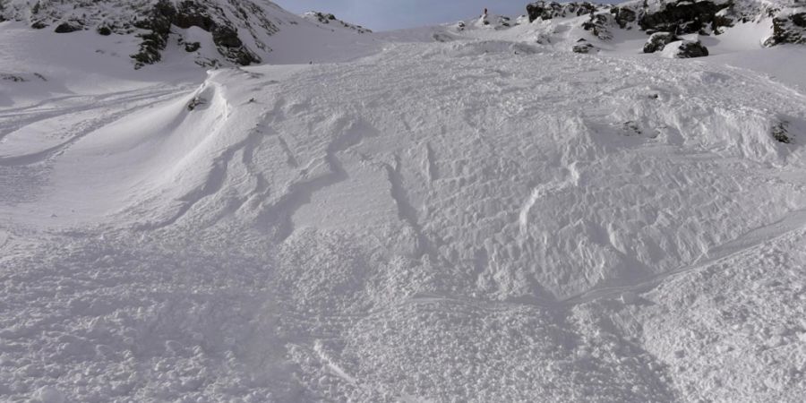 ARCHIV - Bei einem Lawinenabgang auf eine gesperrte Skiroute in Fiss im Tiroler Bezirk Landeck ist ein 71-jähriger Wintersportler verschüttet und tödlich verletzt worden. Bei dutzend...