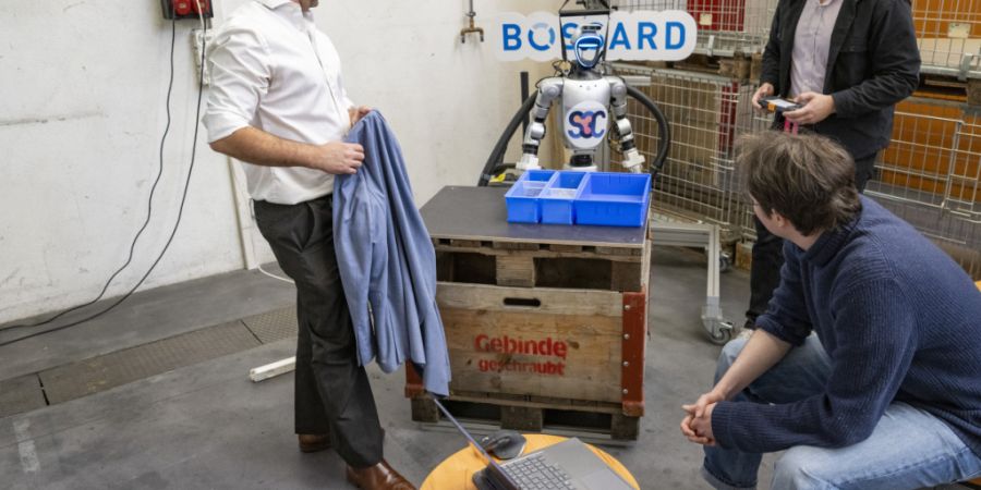 Studierende der ETH Zürich bei ihrer Arbeit in einem Provisorium, anlässlich der Präsentation des Projekts ETH Lerning Factory Zug am Montag in der Stadt Zug.