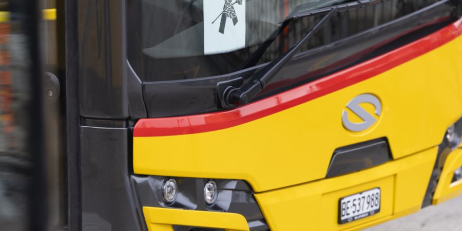 Zahlreiche Postauto-Fahrerinnen und -Fahrer trauern um die Opfer des verheerenden Busbrands von Kerzers FR vom vergangenen Dienstag. Im Rahmen einer freiwilligen Schweigeminute hielten ...
