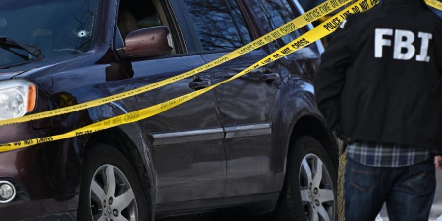 Ein Einschussloch in der Windschutzscheibe eines Autos ist zu sehen, als Polizeibeamte einen Tatort nach einem Einsatz untersuchen, an dem Bundespolizisten beteiligt waren. Bei einem um...