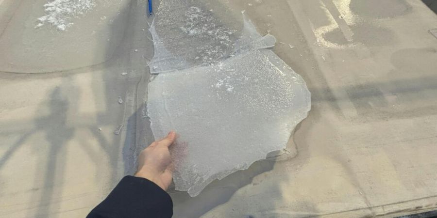 Eisschollen auf Fahrzeugdächern können sich während der Fahrt lösen und mit grossen Wucht aufschlagen, wie die Kantonspolizei Aargau warnt. Das Unfallrisiko sei erheblich.