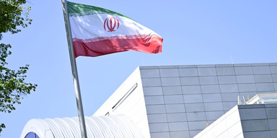 ARCHIV - Die iranische Flagge weht vor der Botschaft der Islamischen Republik Iran in Berlin. Foto: Fabian Sommer/dpa