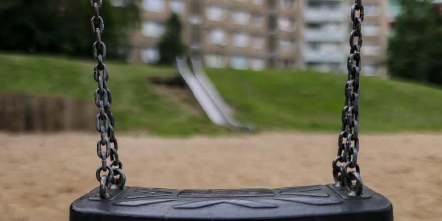 Der Regierungsrat prüft neue Regeln für Spielplätze. (Symbolbild)