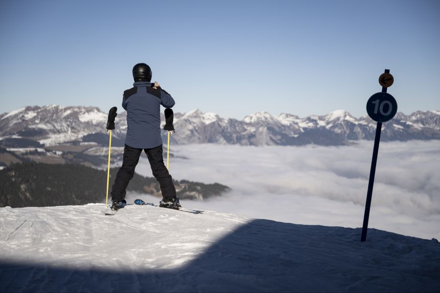 Der Wetterdienst «MeteoSchweiz» erklärt, dass es sich derzeit um eine sehr trockene Wärme handelt. Das sei für den Schneesport grundsätzlich vorteilhaft.