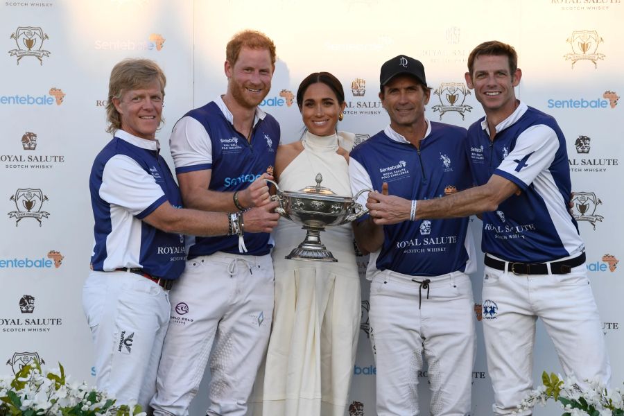 Meghan Markle überreichte beim Polospiel einen Pokal an ihren Mann, Prinz Harry.