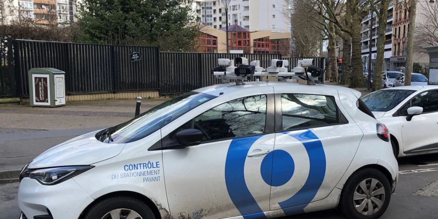 Ein Scan-Auto überprüft, ob für abgestellte Autos die Parkgebühren bezahlt wurden.