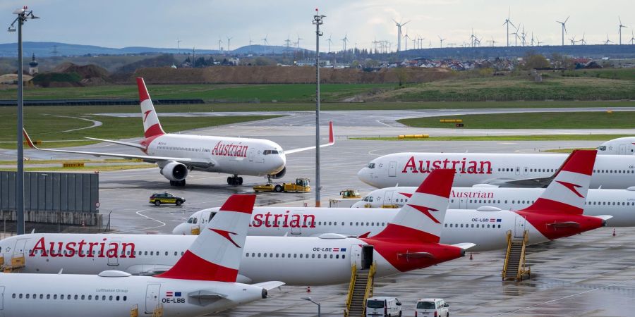 Flugzeuge der Austrian Airlines (AUA) am Flughafen Wien-Schwechat.