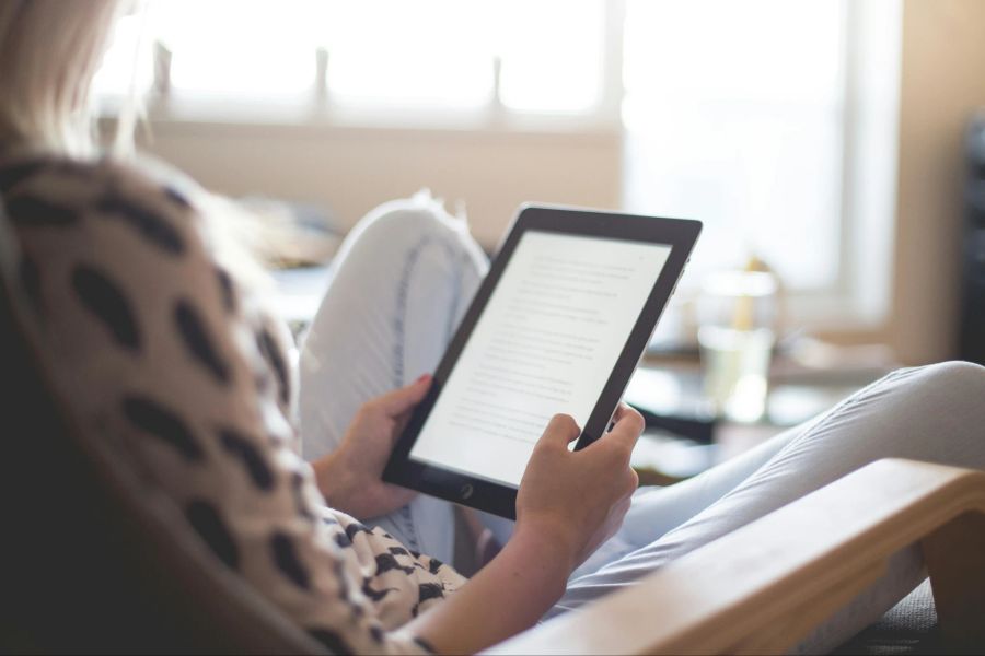 Digitale Hilfsmittel wie Vorlesetools seien für solche Personen laut Tonja Bollinger vom Schweizer Dachverband Lesen und Schreiben ein Fluch und Segen zugleich.