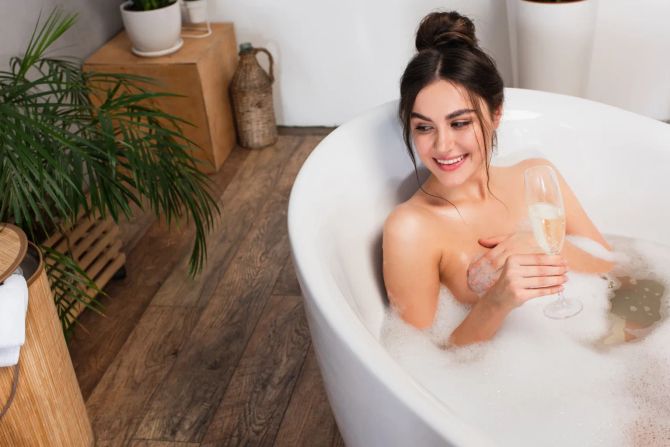Glückliche Frau in Badewanne