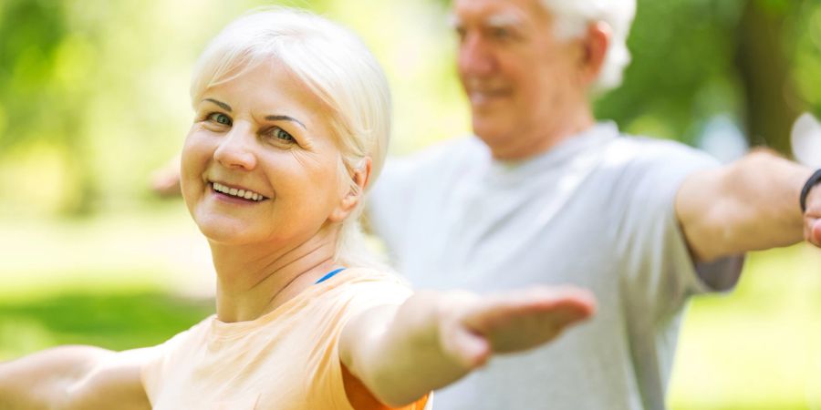 Frau und Mann machen Sport