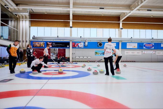 Nicola Brand gibt Anweisungen an Wischer des Teams CC Baden Regio Hoffmann. Nicola Brand