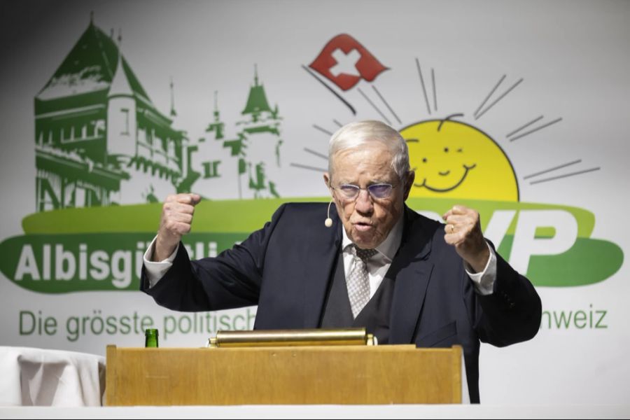 Christoph Blocher ist der Ansicht, dass die Jungpartei dieses «Problem» selber lösen müsse. Die Mutterpartei dürfe sich auf keinen Fall in die Angelegenheit hineinziehen lassen. (Archivbild)