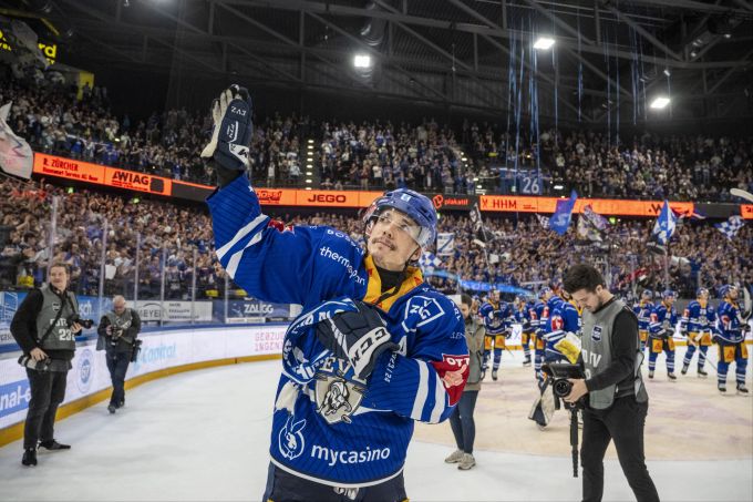 Reto Suri verabschiedet sich von den Fans des EV Zug. Reto Suri EV Zug
