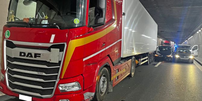 Unfall im Sonnenbergtunnel.