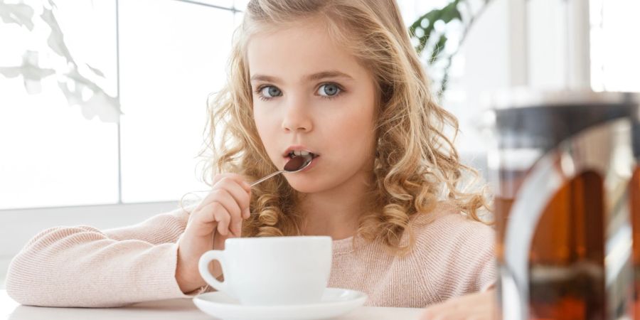 Immer mehr Kinder und Jugendliche trinken Kaffee. Wie schädich ist der Konsum?
