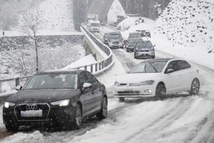 Zuvor hatten die Schnee-Bilder von der Anfahrt ins Tessin für Erstaunen gesorgt.