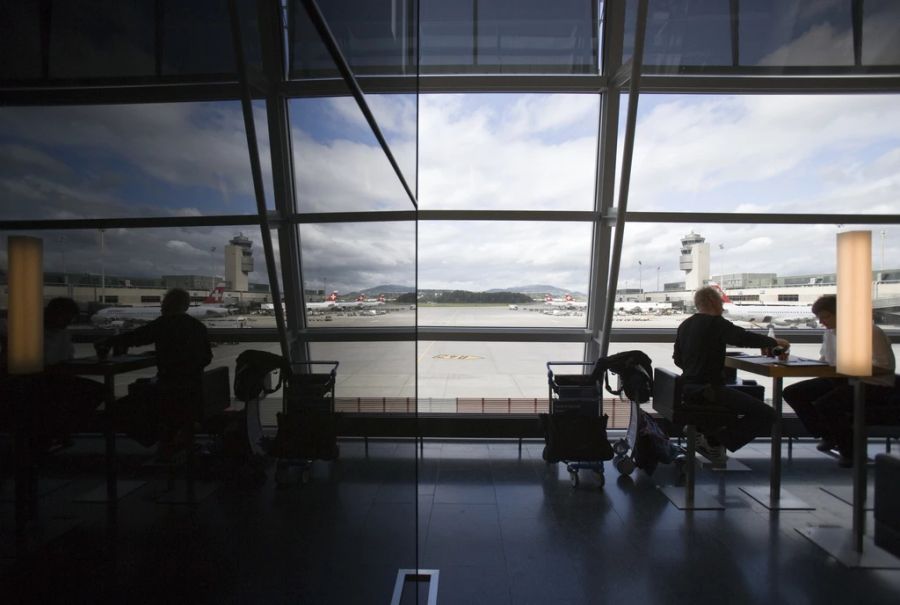 Der Flughafen Zürich verweist darauf, dass man Wasserflaschen am Flughafen schon ab 1,50 Franken kaufen kann und dass es kostenlose Wasserspender gibt.