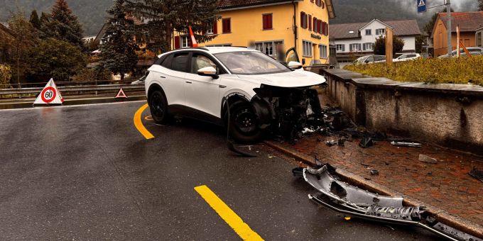 Schänis SG - Autofahrerin (66) bei Selbstunfall unbestimmt verletzt