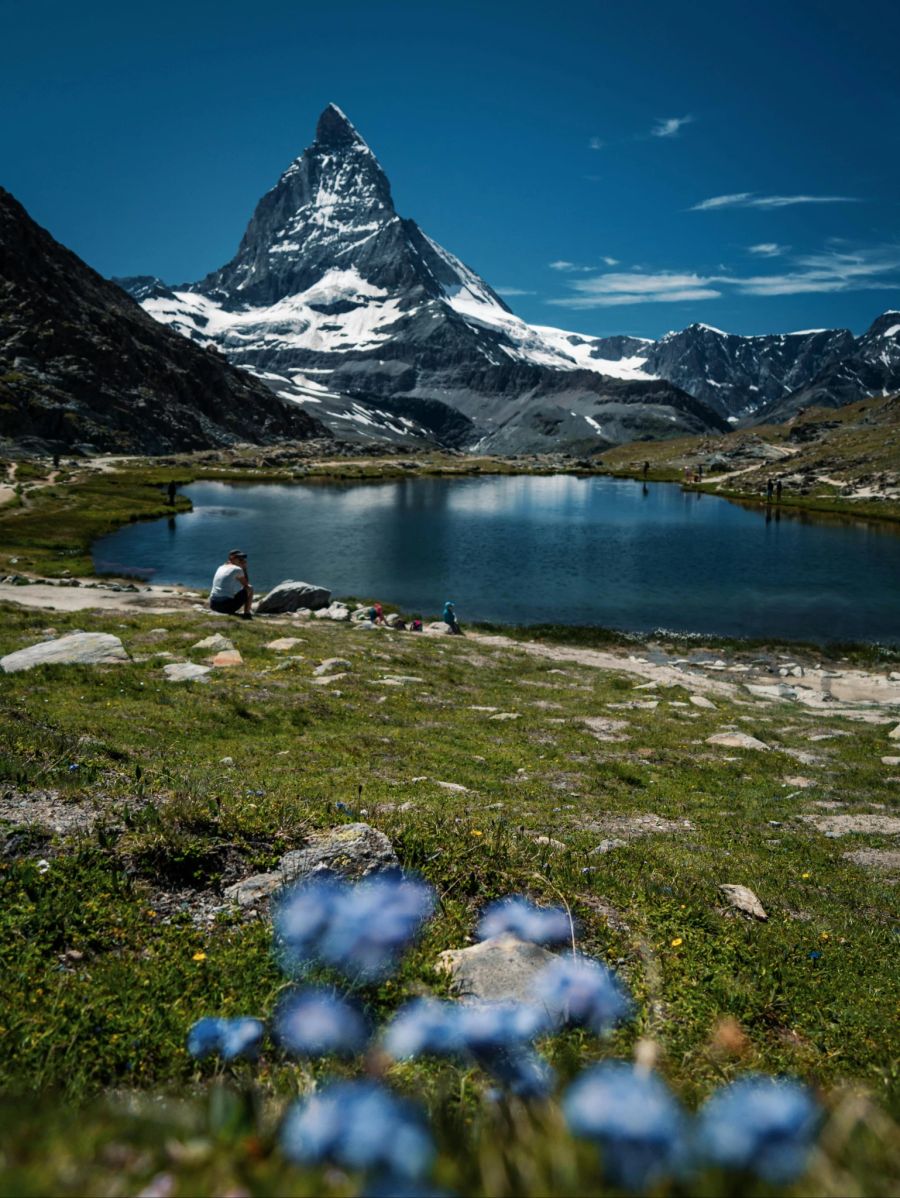 Die Schweiz ist unter anderem bekannt für ihre wunderschönen Landschaften. Hier das Matterhorn.