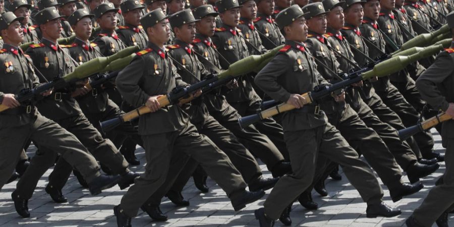 Soldaten Nordkorea Stechschritt