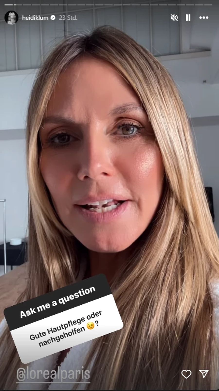 Auf die Frage eines Fans, ob sie nachgeholfen habe, verweist sie lediglich auf Hautpflege des Konzerns L'Oreal. Ein genialer Werbeschachzug?