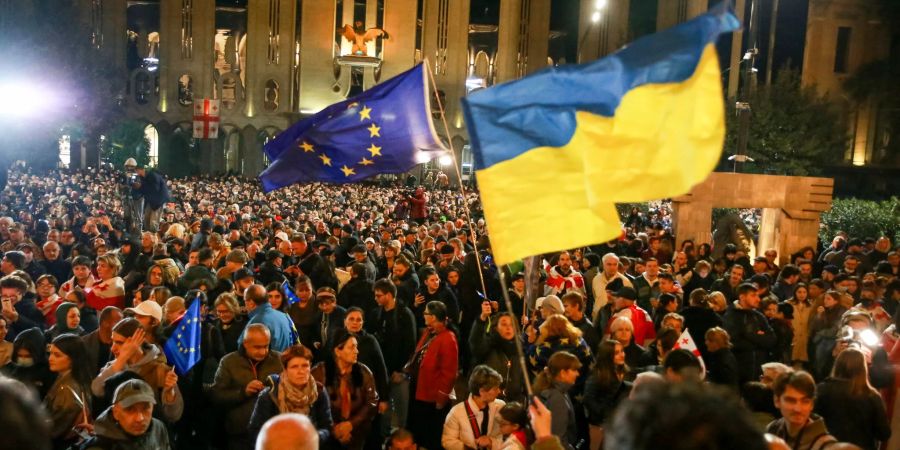 Zu Tausenden protestieren Anhänger der proeuropäischen Opposition in Georgien gegen das offiziell verkündete Ergebnis nach der Parlamentswahl.