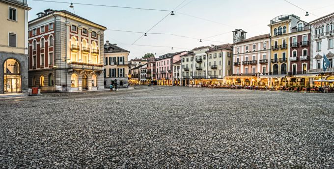 Das Tessin bestand damals aus acht Untertanengebieten: Bellinzona, Blenio, Leventina, Locarno, Lugano, Mendrisio, Vallemaggia, Riviera. Im Bild: Piazza Grande in Locarno. Piazza Grande, Locarno