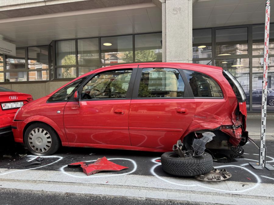 Schaden am parkiertem Auto.