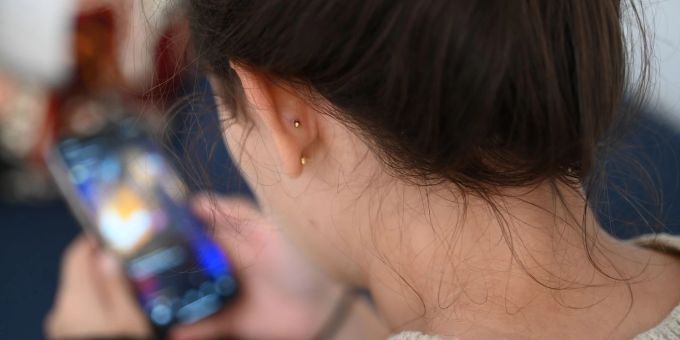 Swipen, klicken, switchen: Das ständige Wechseln zwischen Inhalten kann Langeweile verstärken, anstatt sie zu vertreiben. (Symbolbild) Swipen, klicken, switchen: Das ständige Wechseln zwischen Inhalten kann Langeweile verstärken anstatt sie zu vertreiben.