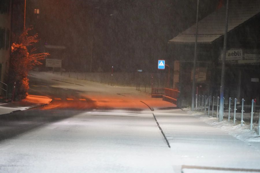 Laut Nau.ch-Reporter Nico Leuthold hatte es zu diesem Zeitpunkt zwei bis drei Zentimeter Schnee auf der Strasse.