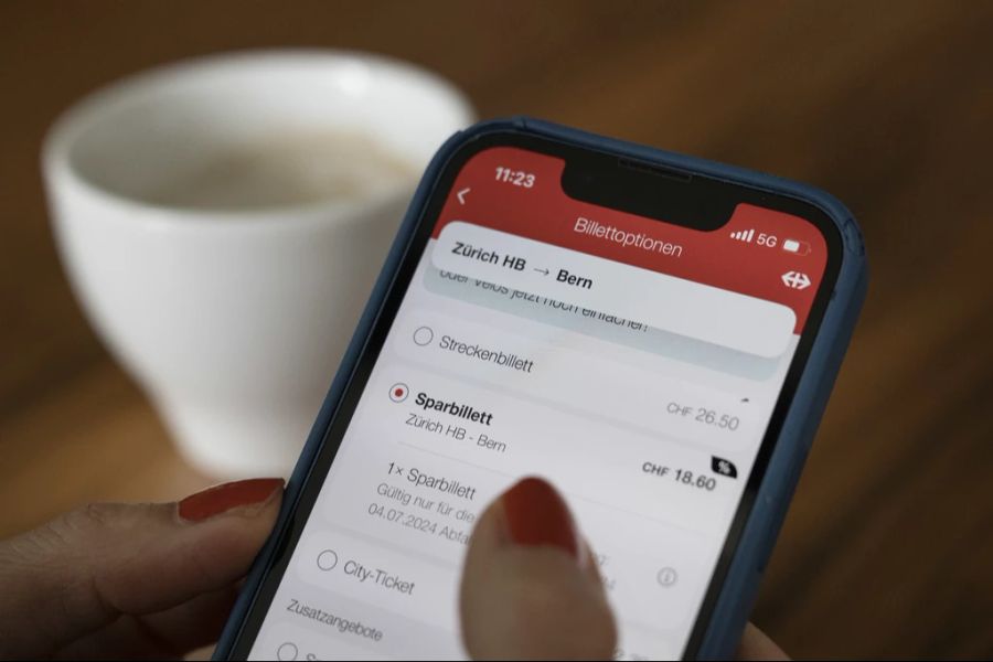 Der Mann behauptet, seine SBB-App funktioniere nicht – und bittet Starbucks-Gäste, ihm ein Billett vorzuschiessen. (Archivbild)