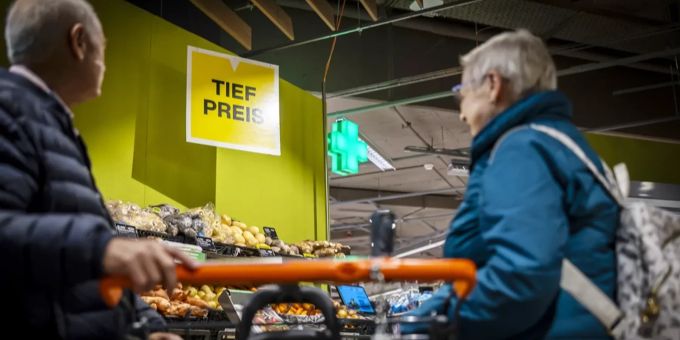 In Zukunft sollen laut Migros Aare alle Kunden von Tiefpreissenkungen profitieren – statt nur Senioren. (Symbolbild) Migros