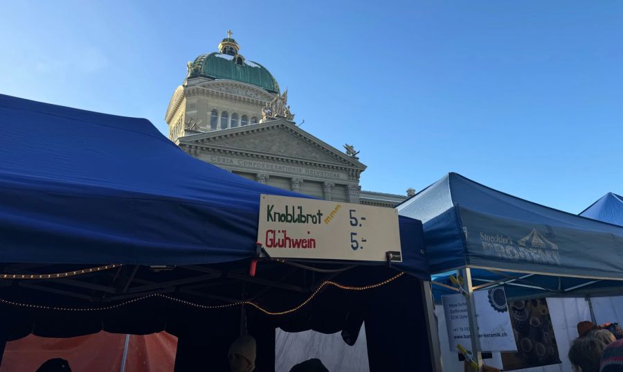 An allen Ecken wird Glühwein sowie Punsch geschlürft und es duftet nach Knoblauchbrot.