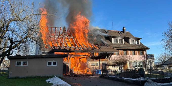 Beim Brand wurden zwei Personen leicht verletzt. Brand von Scheune