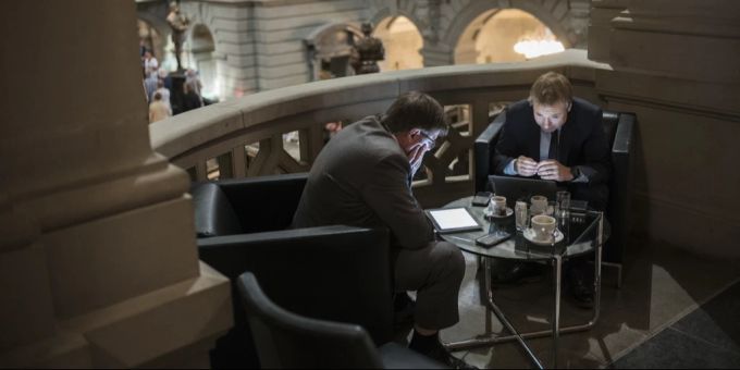 Nationalrat Philippe Nantermod (FDP/VS), rechts, und sein persönlicher Mitarbeiter André Vernay arbeiten an Computer und Tablet in der Eingangshalle des Parlamentgebäudes. Philippe Nantermod persönlicher Mitarbeiter