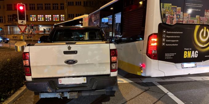 Kollision zwischen Pick-Up-Truck und Bus in Schaffhausen. Kollision in Schaffhausen