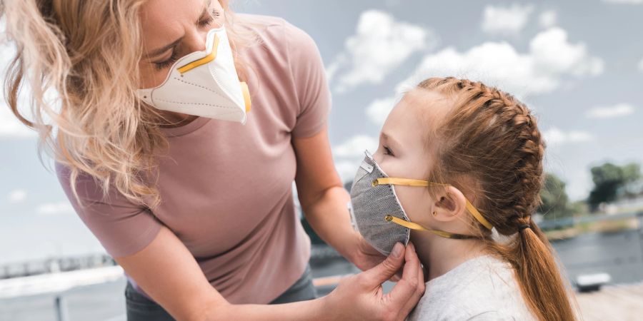 Mutter, Tochter mit Masken